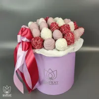 Букет Магнолия в сиреневом боксе Букет Магнолия в сиреневом боксе