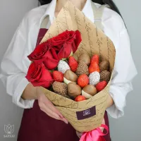 Букет Клубничный S с 3 розами Букет Клубничный S с 3 розами