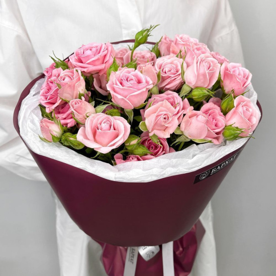 Букет из розовых кустовых роз