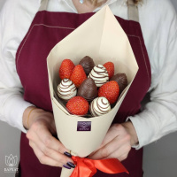 Букет Клубничный букет в бежевой упаковке