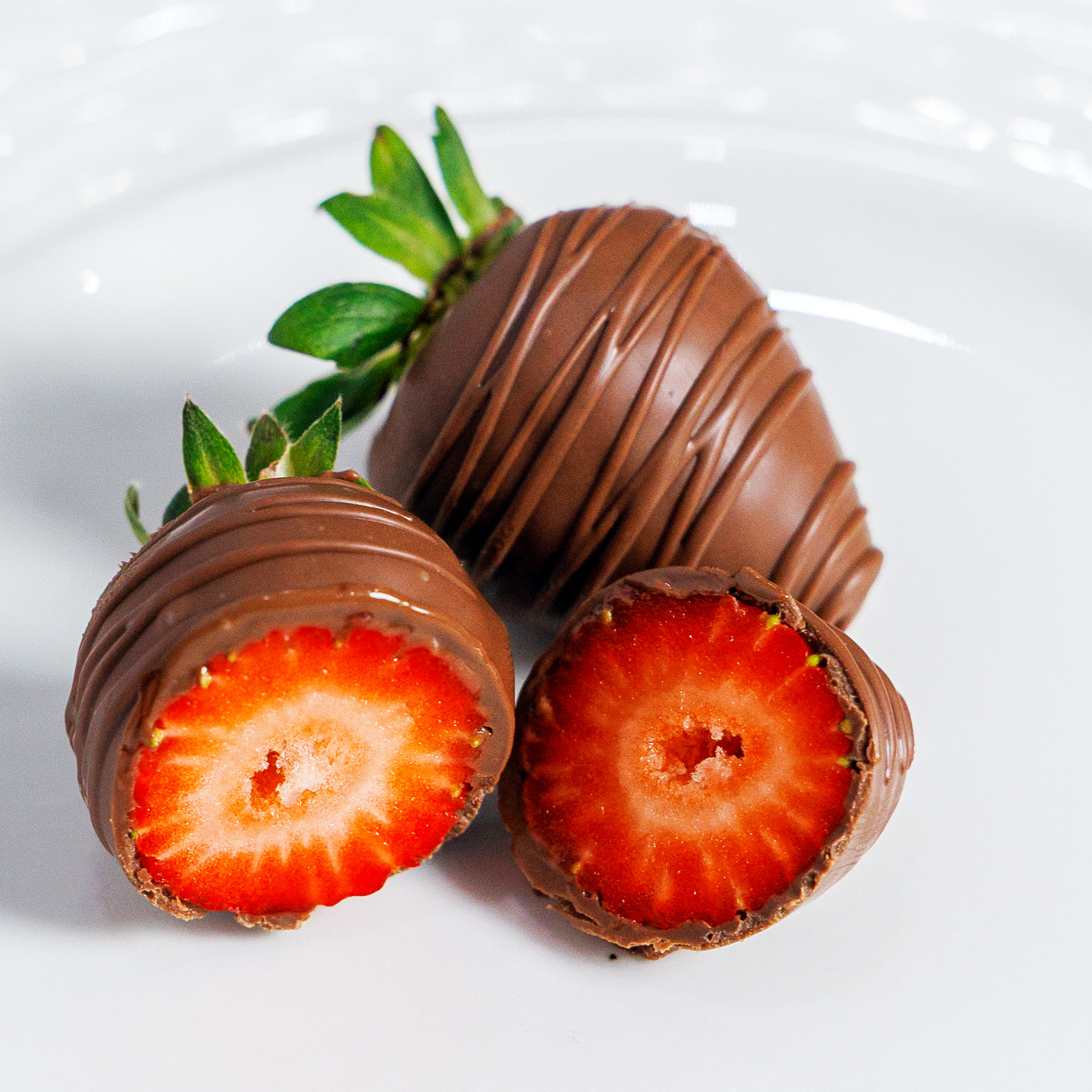 Букет Комбо-набор клубника, чернослив и цветы "Испанская серенада"