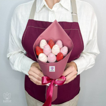 Букет Клубничный букет в бордовой упаковке