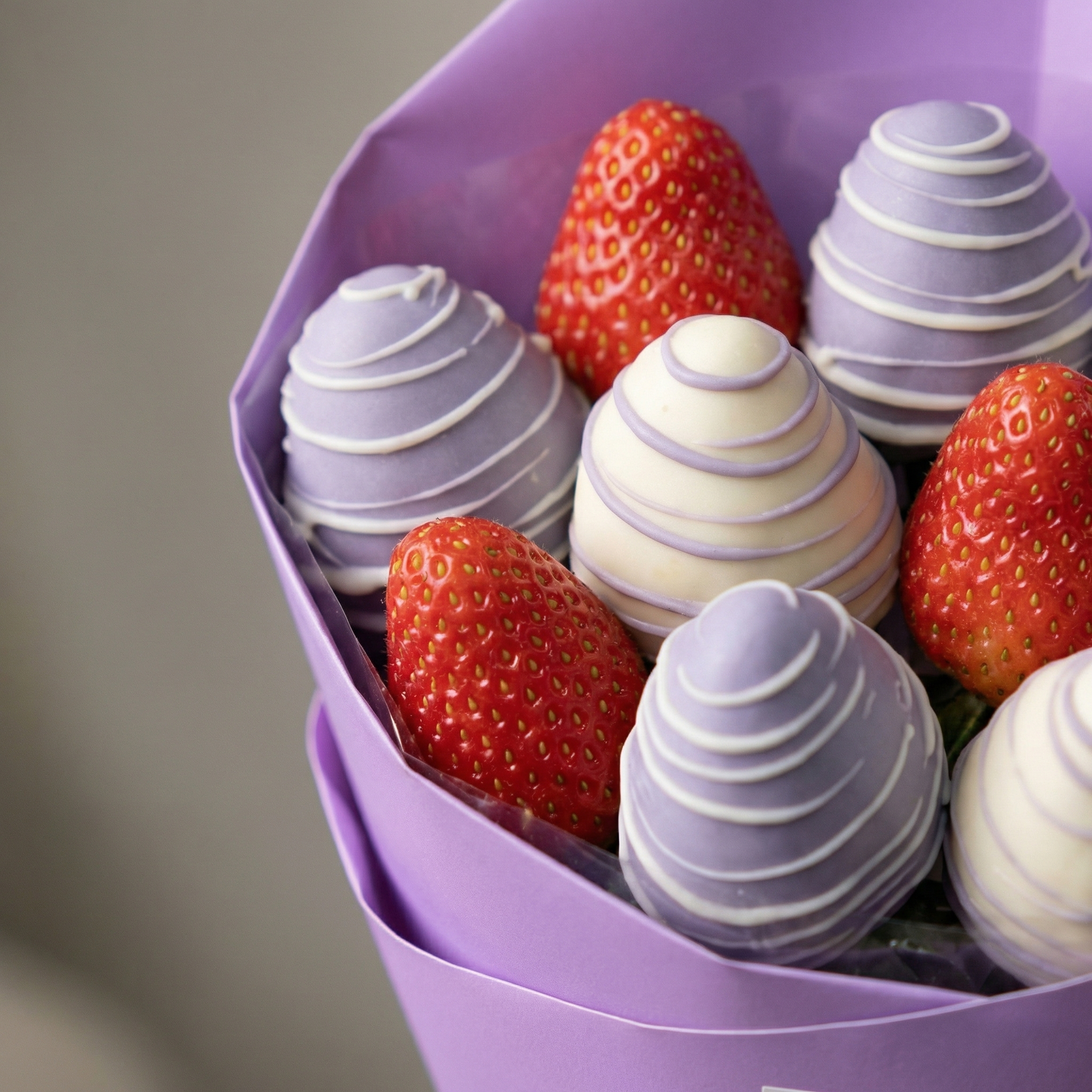 Букет Клубничный букет в сиреневой упаковке