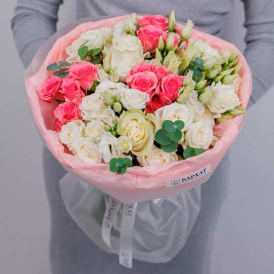 Сборный букет из одноголовых и кустовых роз с эвкалиптом